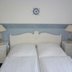 Zimmer mit Kingsize-Bett